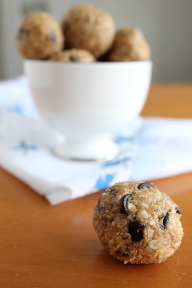 Peanut Butter Oatmeal Chocolate-Chip Energy Bites for kids