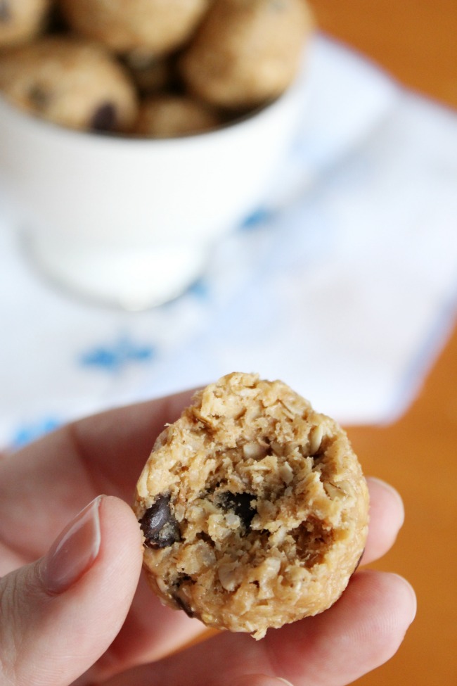 Snacking Peanut Butter Oatmeal Chocolate-Chip Energy Bites