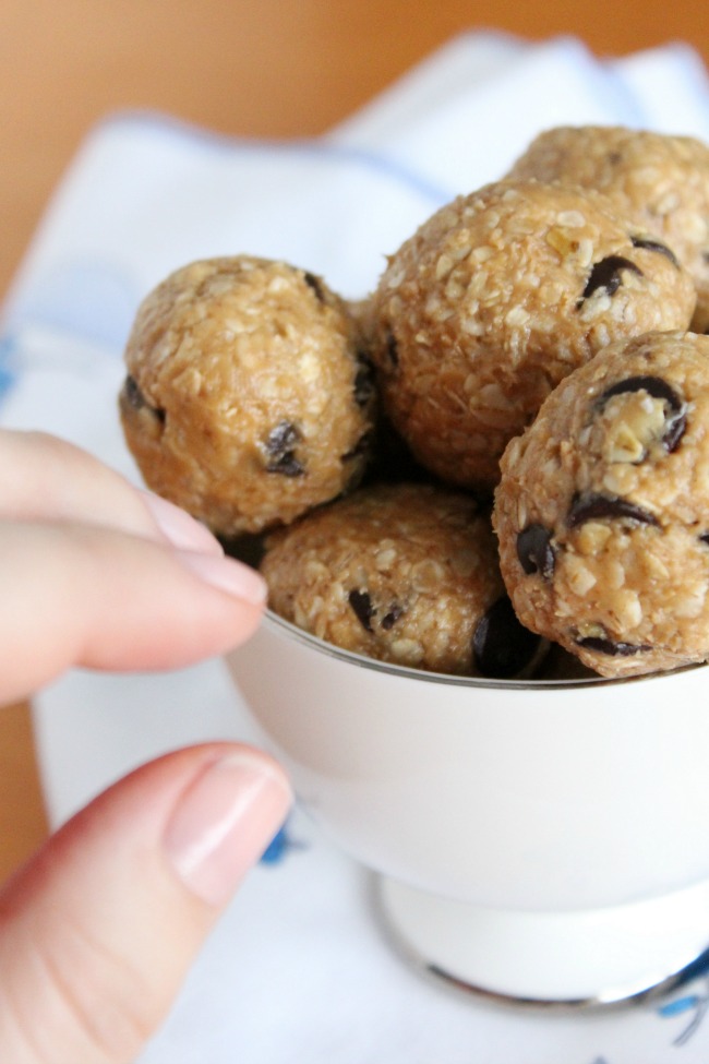 Tasty Peanut Butter Oatmeal Chocolate-Chip Energy Bites