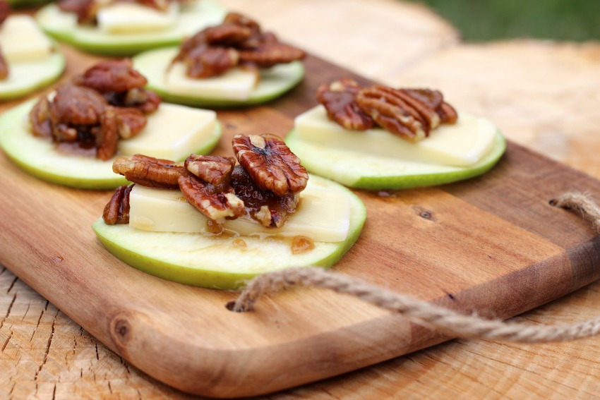 Green Apple Slices with Arla Havarti & Roasted Caramel Pecan Topping bestofthislife.com
