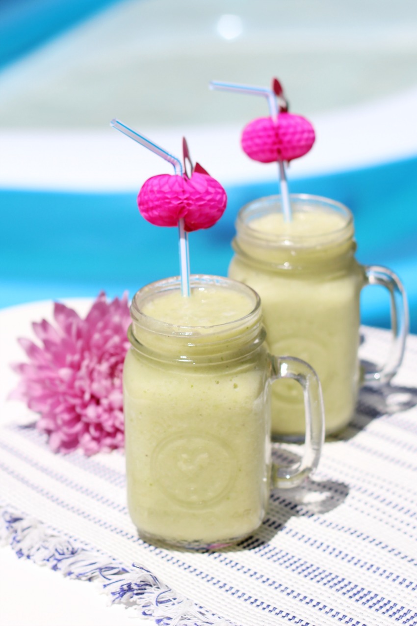 Tropical Pineapple Green Smoothie Poolside bestofthislife.com